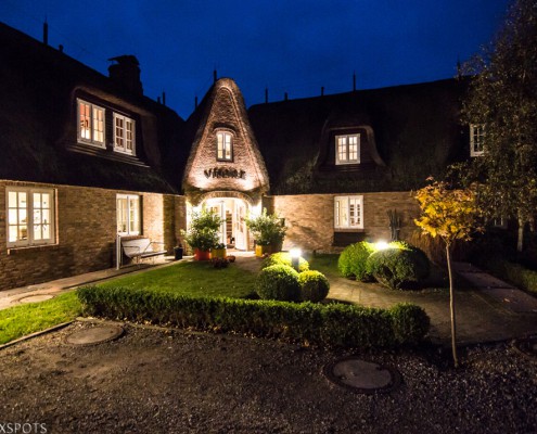 Das Suitenhotel Village auf Sylt bei Nacht