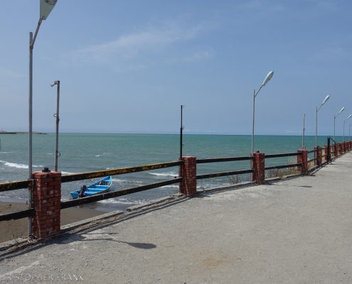 Strandpromenade mit Boot in Khazar Shahr, Iran