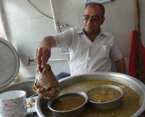Zubereitung einer traditionellen Schafkopfsuppe