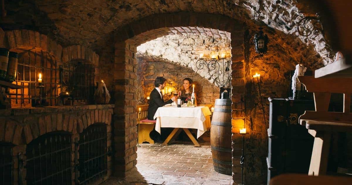 Hotel Klosterbräu - Herzerltisch Weinkeller mit Paar