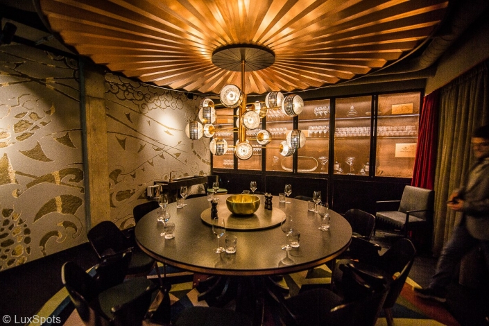 Hotel Tortue Hotel Tortue Hamburg runder Tisch mit Weinschrank