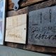 Teilnahmeschilder von vergangenen Gourmetfestivals im Hochpustertal am Eingang des Gannerhof