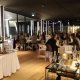 Gäste des Gourmetfestivals 2018 sitzen an runden Tischen im Showroom von Franz Kraler in Toblach