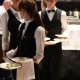 Kellner bringen Speisen zu den Gästen des Exclusive Dinner Chris & Friends 2018 in Toblach