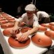 Auszubildender hilft beim Exclusive Dinner 2018 in Toblach mit
