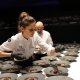 Jessica Préalpato bereitet ihre NAchspeise beim Exclusive Dinner in Toblach vor