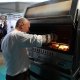 Chris Oberhammer an Grillstation auf dem Klaudehof beim Gourmetfestival Hochpustertal 2018