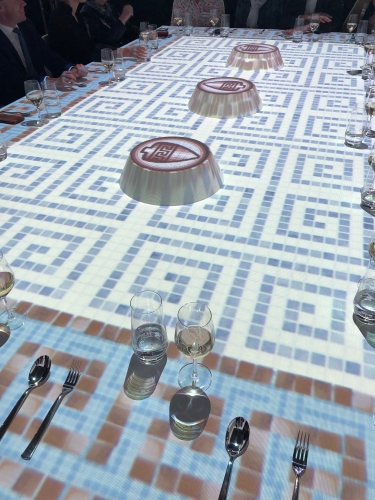 Mosaikfliesen auf Tisch projiziert