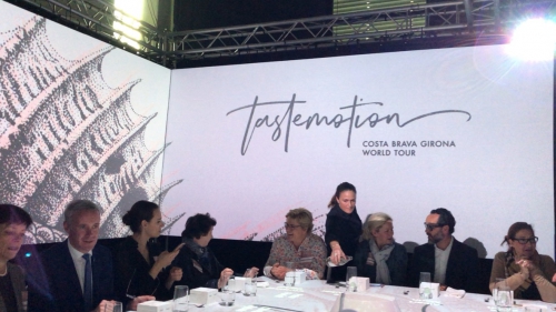 Teilnehmer vor Logo von TastEmotion 2018 in München