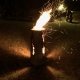 Brennender Baumstamm leuchtet Besuchern den Weg zum Gourmetfestival