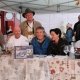 Chris Oberhammer mit Produzenten und Abnehmern an einem Tisch auf dem Klaudehof in Toblach