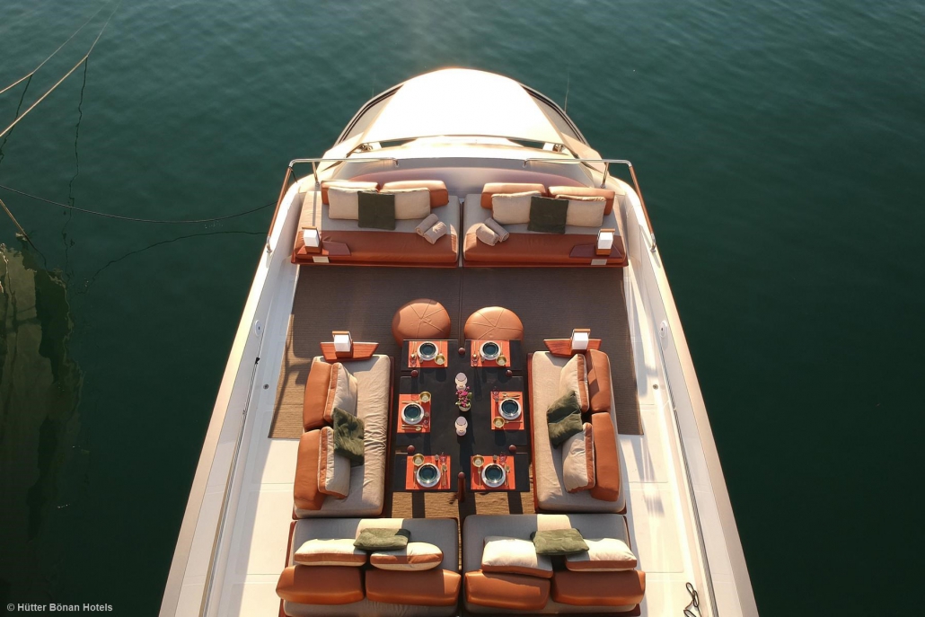 Oberdeck der Goldfinger mit Sofas im marokkanischen Stil