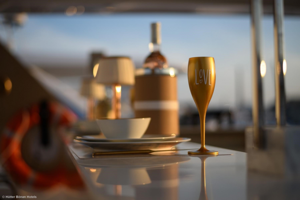 Weinkühler und Sektkelch auf der Goldfinger Yacht