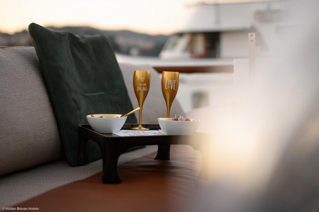 Gehobene Snacks und Weine im Loungebereich der Goldfinger Yacht