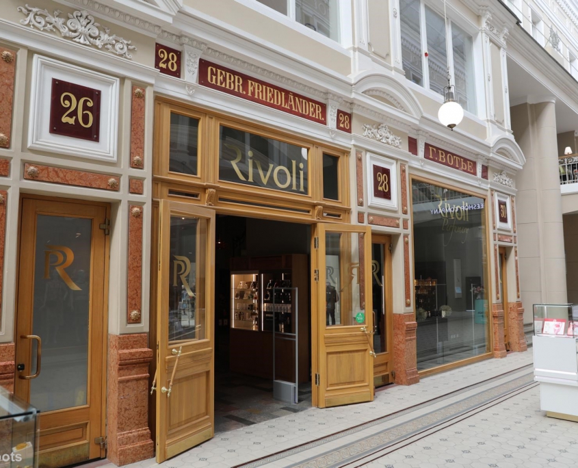 Historische Ladenfassade in der "Passasch“ (Passage) in Sankt Petersburg