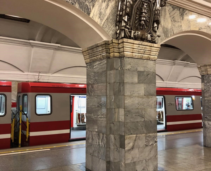 Verzierter Bogen in Metro-Station von Sankt Petersburg