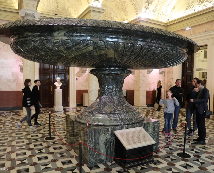 Große Granitschale in der Eremitage