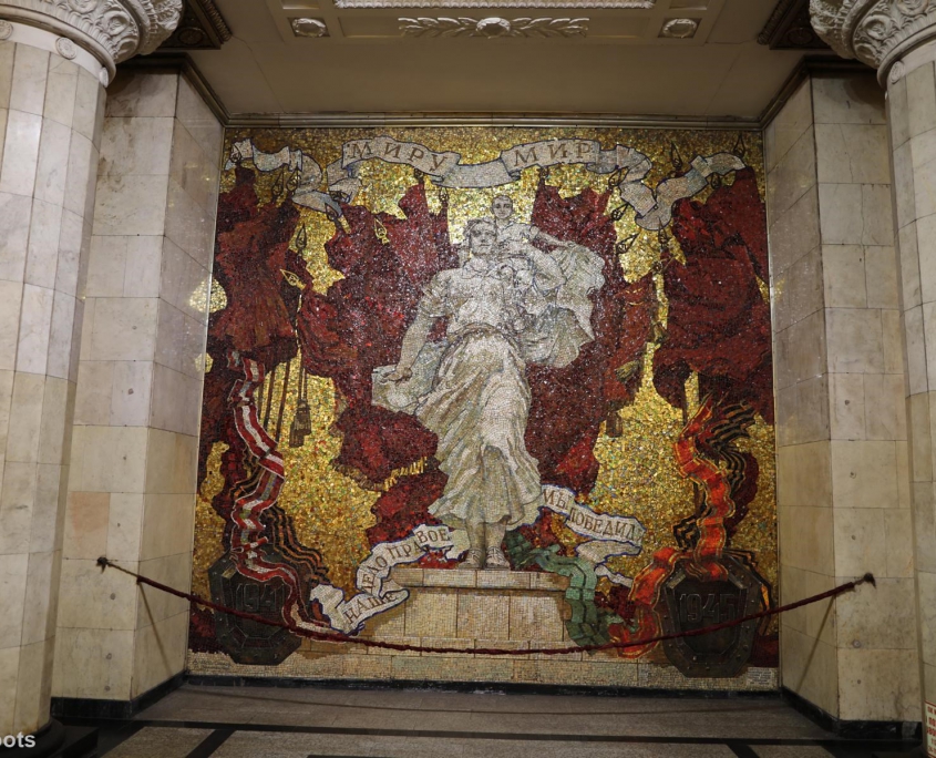 Sowjetisches Wandfresko in Metro von Sankt Petersburg