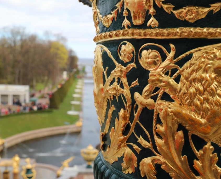 Vase mit Blick auf die Kaskade im Peterhof