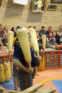 Körperliche Ertüchtigung im traditionellen Zurkhane (Fitness- bzw. Kraftraum). Die UNESCO hat die iranischen Zurkhane-Rituale 2010 zum immateriellen Kulturerbe erklärt