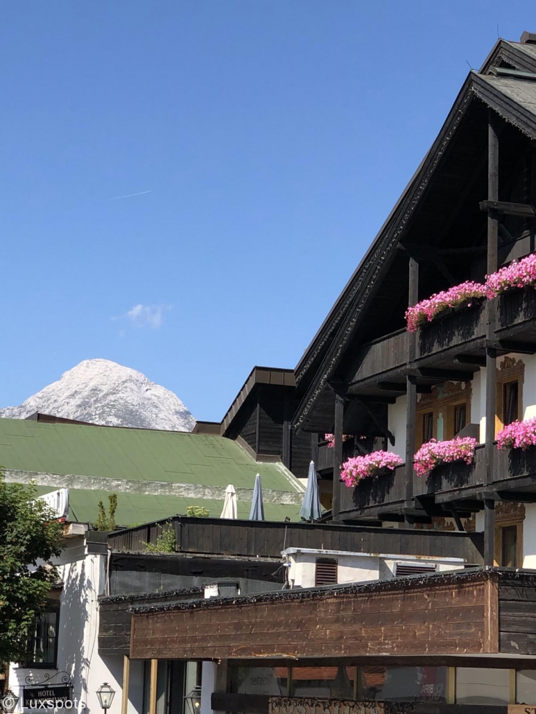 Haus mit Blumen und Bergkulisse in Seefeld, Tirol