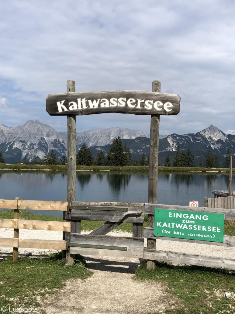 Eingangsschild des Kaltwassersees in Seefeld, Tirol.