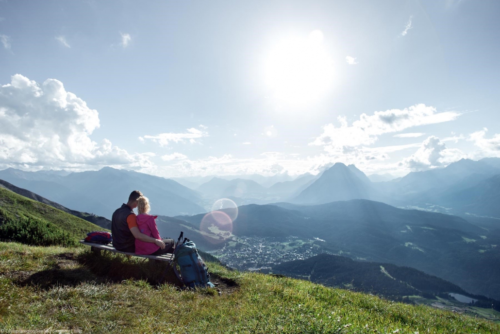 Paar guckt auf die Seefelder Spitze in Tirol
