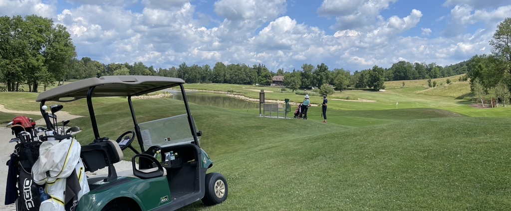 Golfcart mit Golfspielern in Gut Altentann bei Salzburg