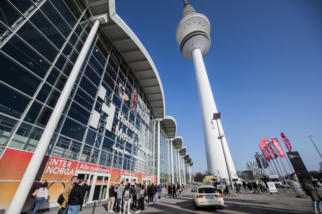 Haupteingang zur Internorga 2024 mit Hamburger Fernsehturm im Hintergrund