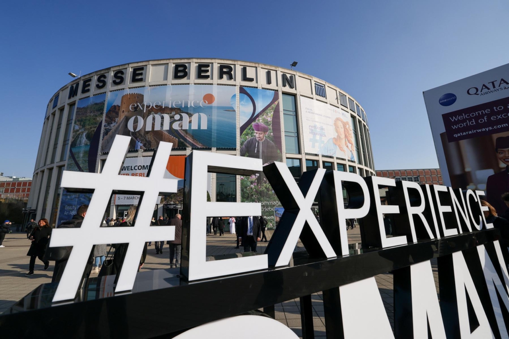 Eingang Süd der Messe Berlin, mit Hashtag des Gastgeberlandes Oman
